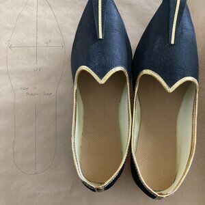 Black colored Mojari (Jutti) Indian shoes